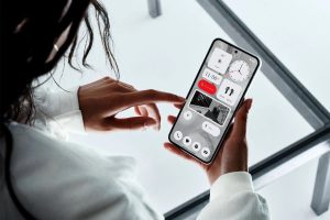 Le Nothing Phone (2) allumé en état de fonctionnement