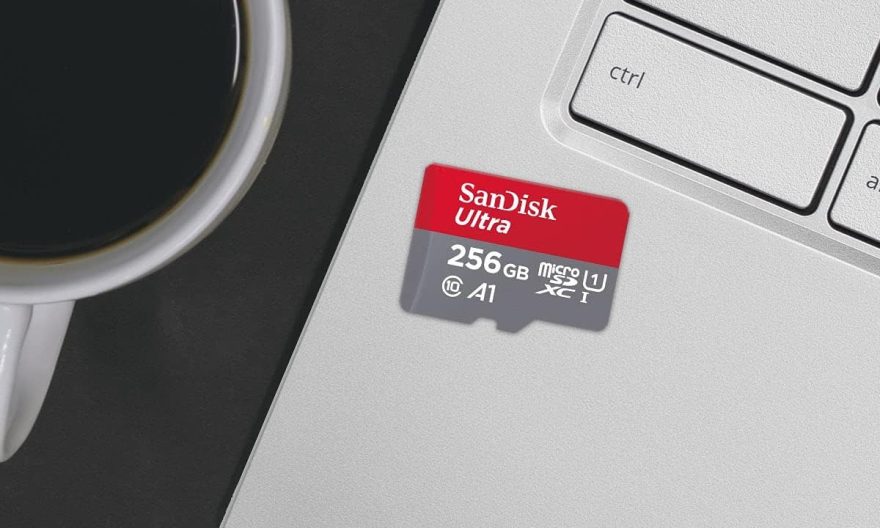 Carte Micro SDXC A1 posée sur Chromebook