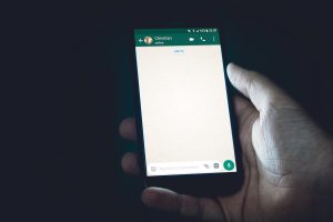 WhatsApp ouvert sur un smartphone