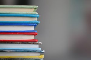 Pile de livres dans une école