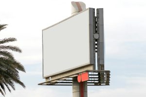 Panneau publicitaire blanc dans les airs