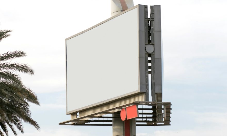 Panneau publicitaire blanc dans les airs