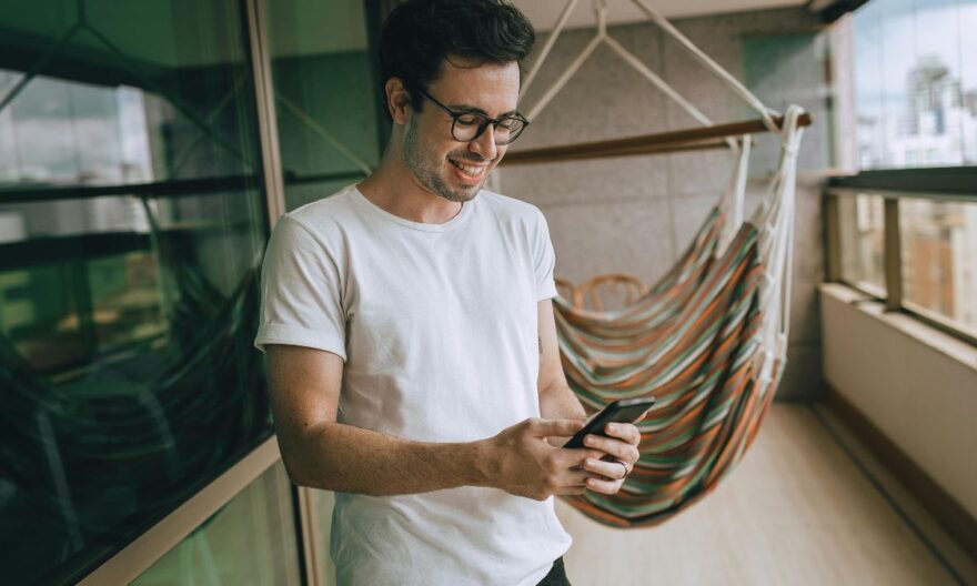 Comment redonner éclat à une coque transparente jaunie