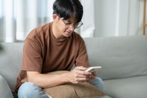 Pourquoi le lecteur d’empreintes sous l’écran est plus lent après certaines mises à jour