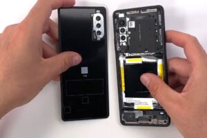 Coller proprement une batterie sur Sony Xperia 10 V sans endommager la nappe