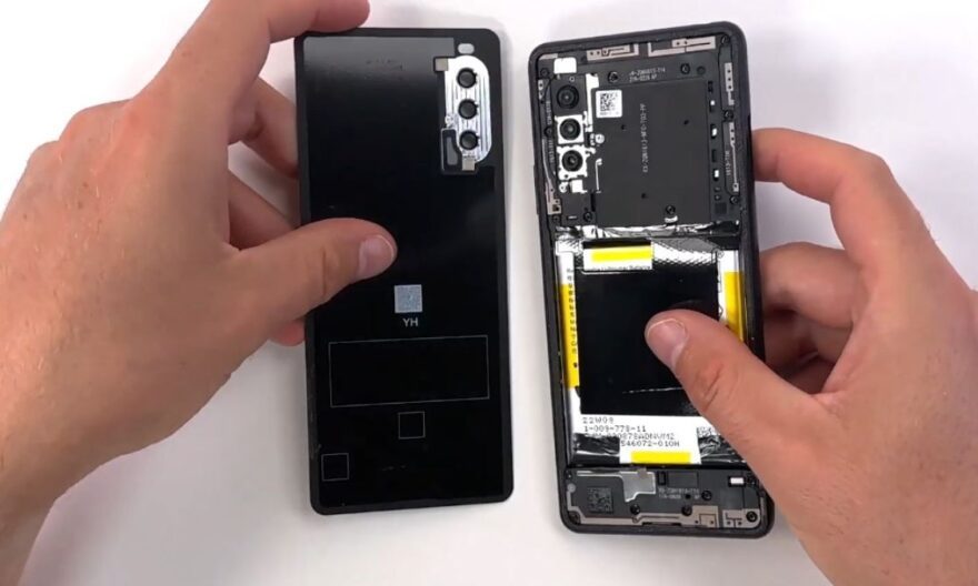 Coller proprement une batterie sur Sony Xperia 10 V sans endommager la nappe