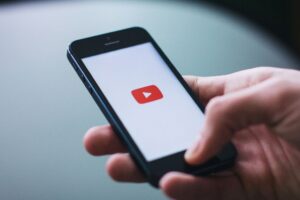 Comment le smartphone gère les vidéos en arrière-plan