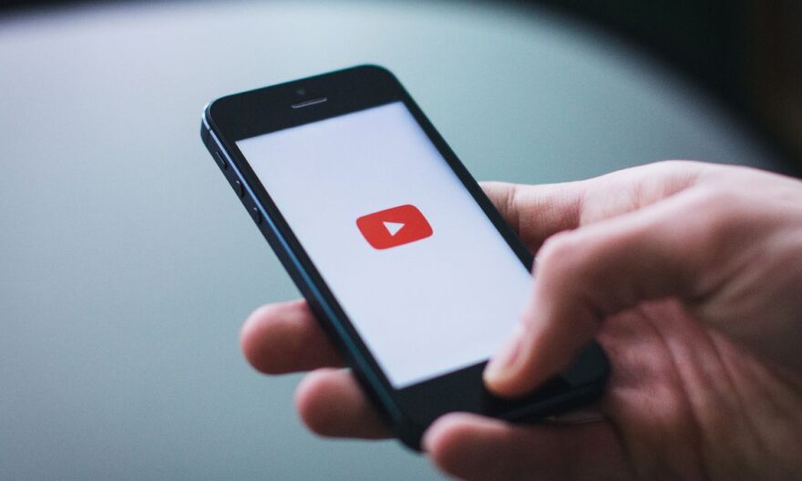 Comment le smartphone gère les vidéos en arrière-plan