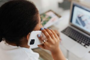 Les parents sont de plus en plus dépendants du smartphone voici ce que disent les dernières études