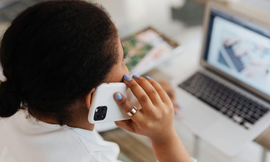 Les parents sont de plus en plus dépendants du smartphone voici ce que disent les dernières études