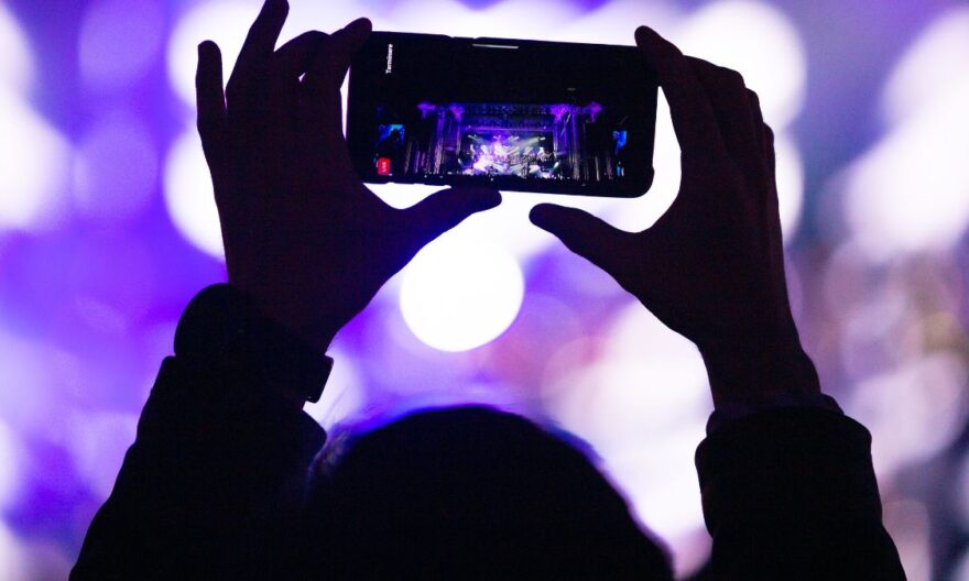 Comment ajuster le contraste et la luminosité d'un smartphone pour un rendu naturel