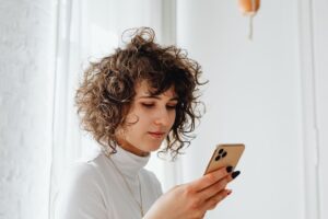 Pourquoi mon smartphone capte mal dans une maison aux murs épais