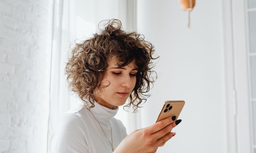 Pourquoi mon smartphone capte mal dans une maison aux murs épais