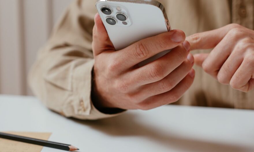 Combien coûte le remplacement de la batterie d'un iPhone 15 en 2026 ?