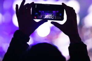 Écran de smartphone pourquoi l’image paraît parfois terne ou agressive