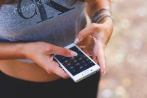 Réparer son smartphone en 2026 un luxe devenu inaccessible