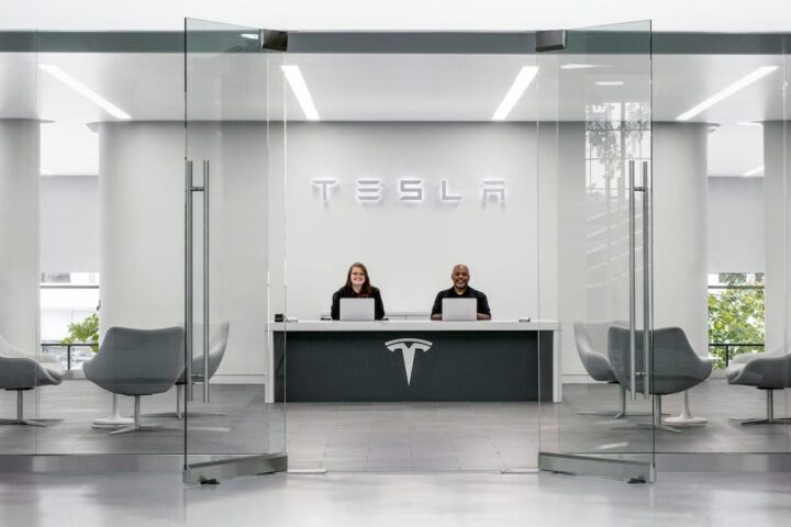 Pourquoi le système de conduite autonome FSD de Tesla n&rsquo;est-il pas encore déployé en France ?
